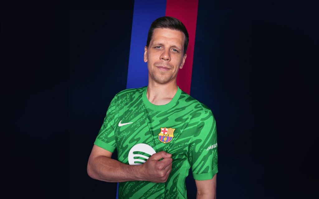 Szczesny Defies Critics, Refuses to Quit Smoking